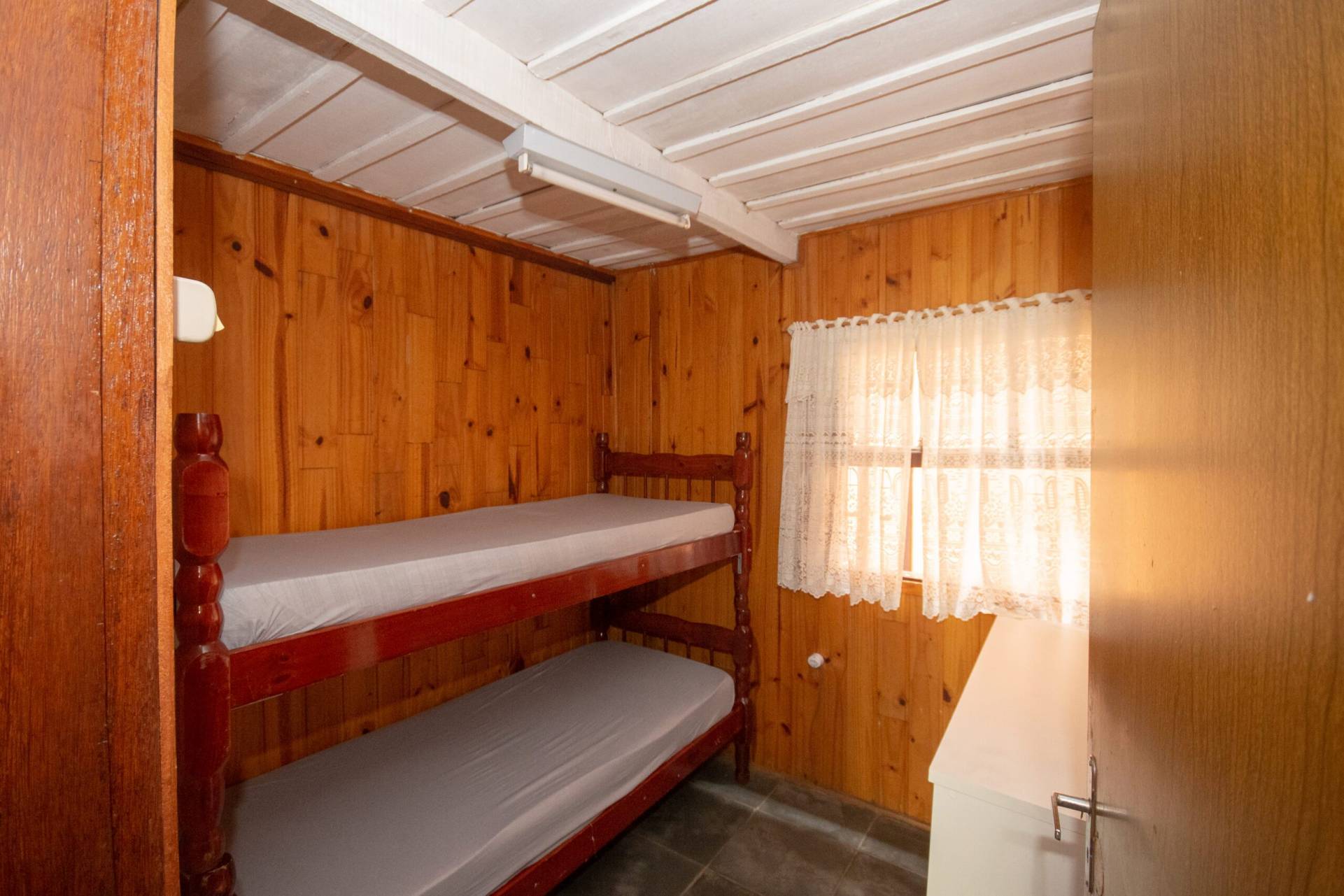 2 quartos térreos - 1 cama de casal e 1 beliche